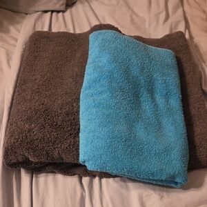 Unk Brown and Blue Bath Towels
